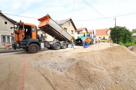 ASFALTIRANJE CESTE GORENJE OTAVE 02 FOTO LJUBO VUKELIČ